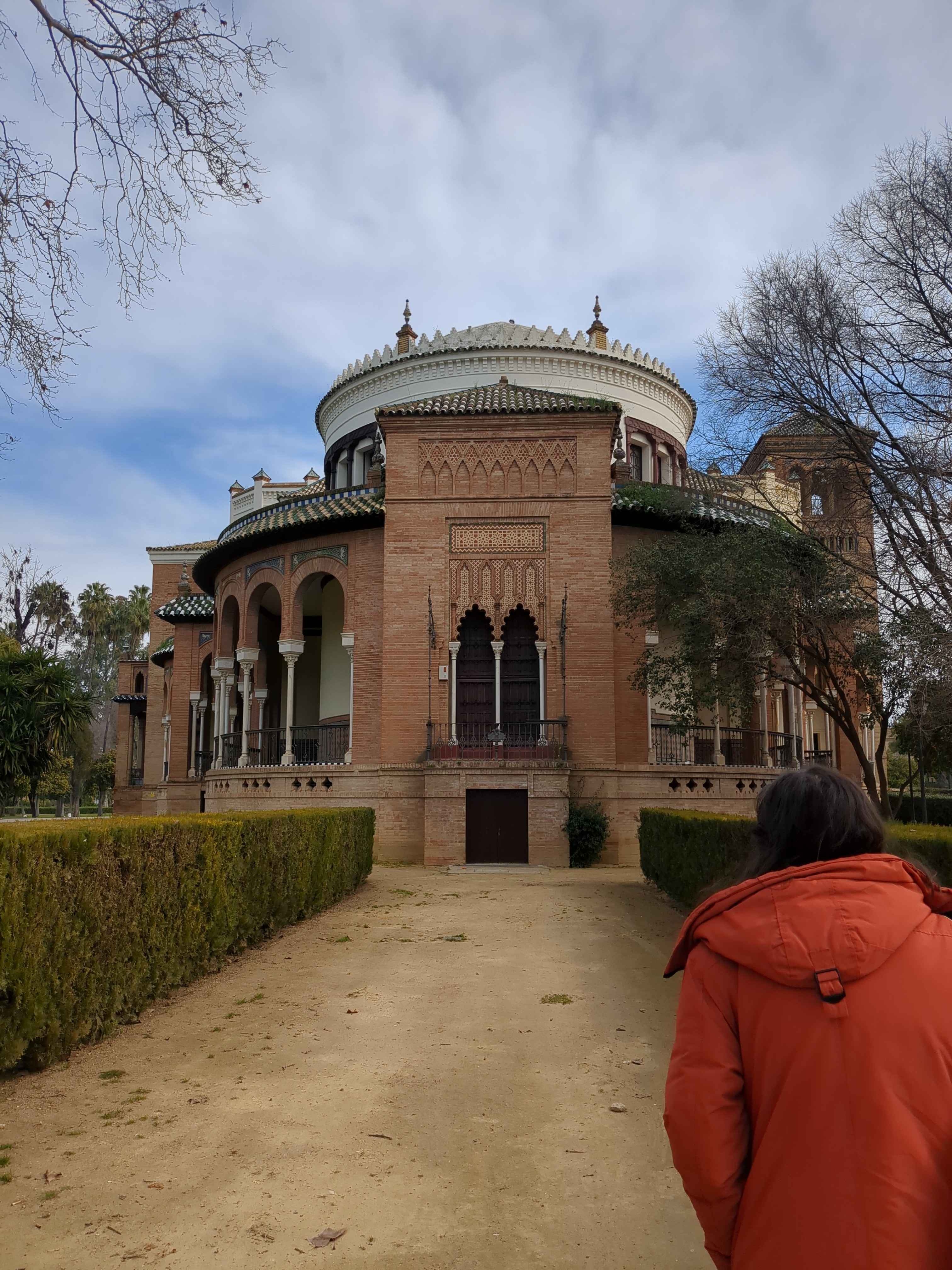 foto looking at a round, ornate building