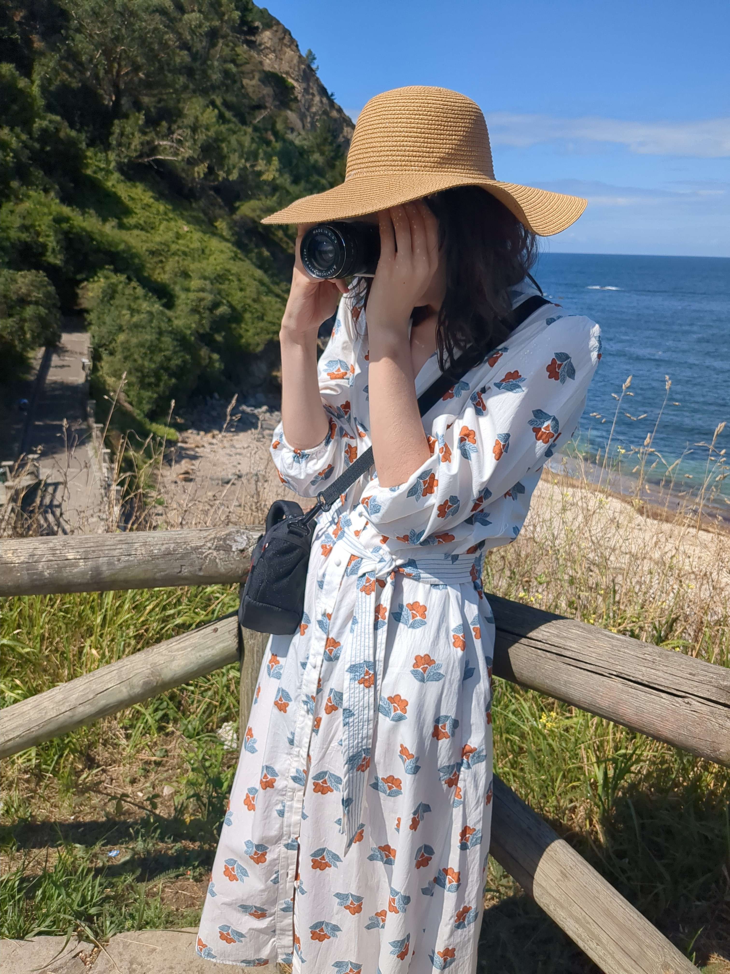 "foto taking a foto by the beach"